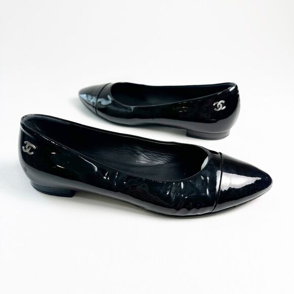 CHANEL Black Patent Leather CC Logo Ballet Flats Size 38.5 Pointed Almond Cap To - Picture 1 of 13